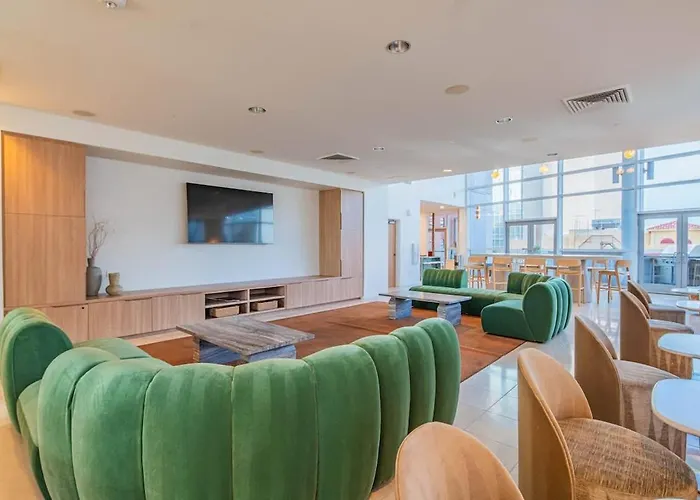 Cozy Highrise 23th Flr,gym,parking,pool,w-d,golf