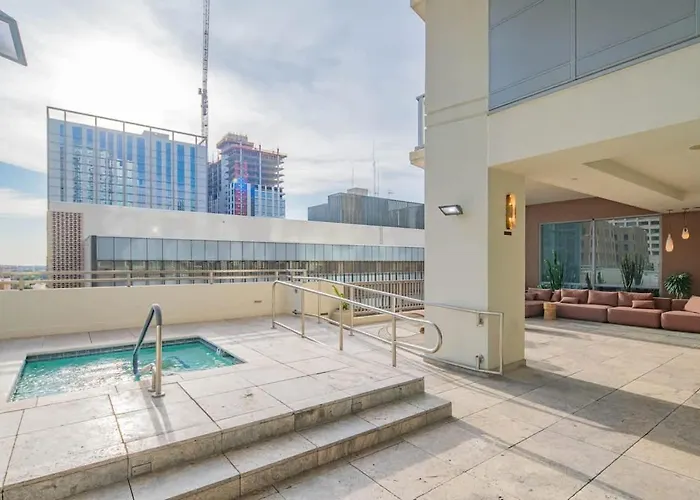 Cozy Highrise 23th Flr,gym,parking,pool,w-d,golf